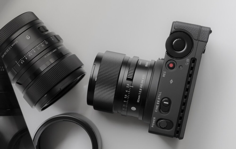 Lifestyle z obiektywem SIGMA 90mm F2.8 DG DN I Contemporary  w użyciu