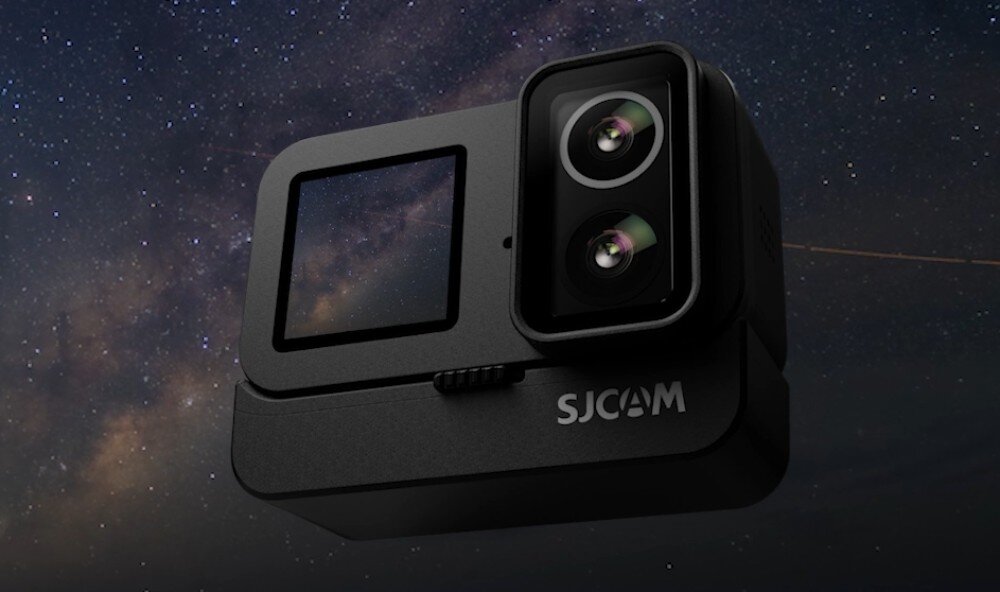 Kamera sportowa SJCAM SJ20 + Akumulatorowy uchwyt do kamery Czarna kamera sportowa z dwoma obiektywami i tylnym ekranem, na tle nocnego nieba z widoczną Drogą Mleczną, przetwornik, jakość, płynność, kąt widzenia
