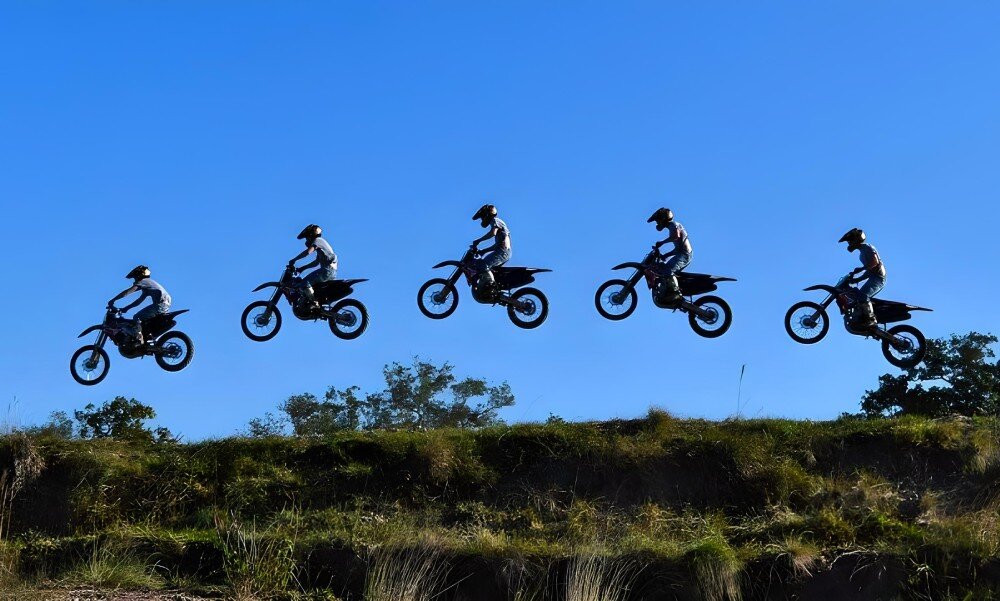 Kamera sportowa SJCAM SJ20 + Akumulatorowy uchwyt do kamery Sekwencja zdjęć motocyklisty wykonującego skok w powietrzu na tle niebieskiego nieba, stabilizacja, funkcje, Slow Motion, Time Lapse
