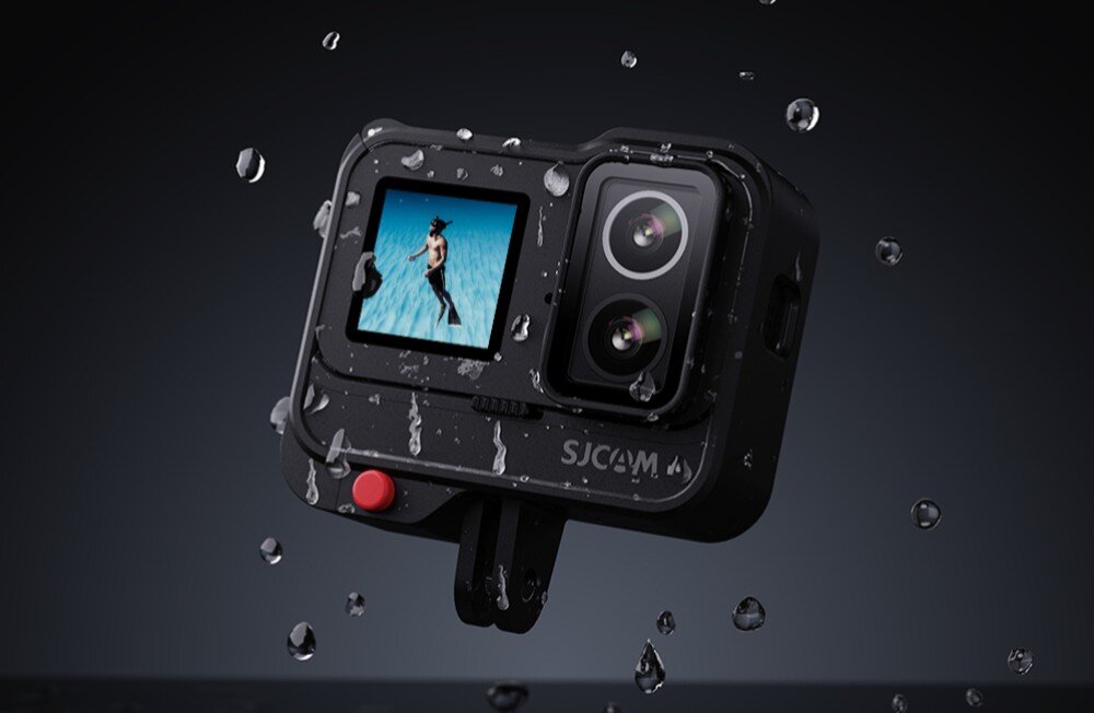 Kamera sportowa SJCAM SJ20 + Akumulatorowy uchwyt do kamery Czarna kamera sportowa z dwoma obiektywami i ekranem wyświetlającym osobę pod wodą, z kroplami wody na obudowie, budowa, szczelność, odporność