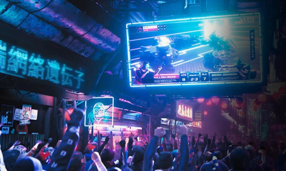 Monitor ASUS ROG Swift PG39WCDM Cyberpunkowa scena z tłumem ludzi oglądających transmisję sportową na wielkim ekranie zawieszonym w miejskiej scenerii. Jasne neonowe światła i napisy w tle, kolory, odwzorowanie barw, certyfikat DisplayHDR