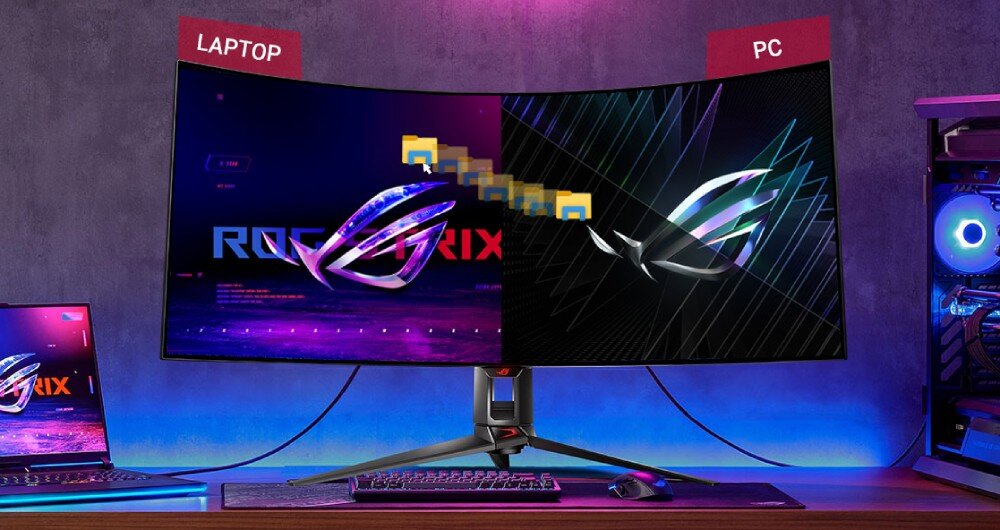 Monitor ASUS ROG Swift PG39WCDM Monitor podzielony na dwie części, wyświetlający jednocześnie obraz z laptopa i komputera stacjonarnego. Powyżej ekranu widnieją etykiety 'Laptop' i 'PC', przełącznik KVM, obsługa