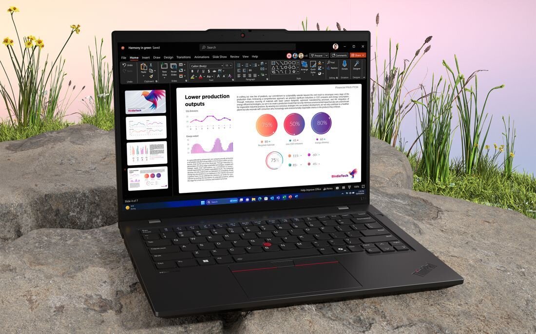 Laptop Lenovo ThinkPad z prezentacją PowerPoint na ekranie umieszczony na kamieniu wśród traw i kwiatów - Opis serii ThinkPad 