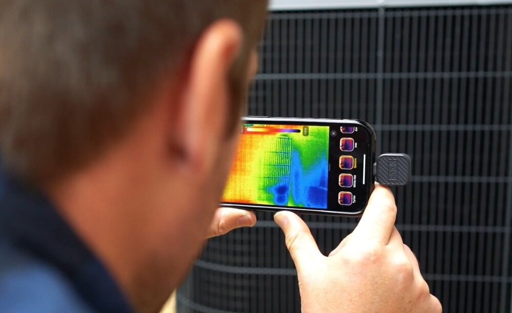 Kamera termowizyjna SEEK THERMAL Nano udostępnianie zdjęć i filmów w wysokiej jakości przekazać wyniki swoich pomiarów - kamera z telefonem, na ekranie widok z aplikacji z termowizją