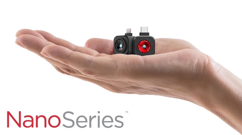 Kamera termowizyjna SEEK THERMAL Nano - kamera na dłoni człowieka na białym tle