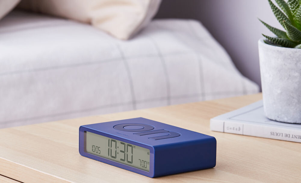 Budzik LEXON Flip Classic wyswietlacz lcd, przyciski, rozwiazanie, urzadzenia, funkcjonalnosc