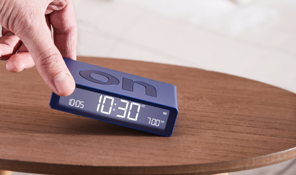 Budzik LEXON Flip Classic akumulator, ladowanie, port, gotowosc