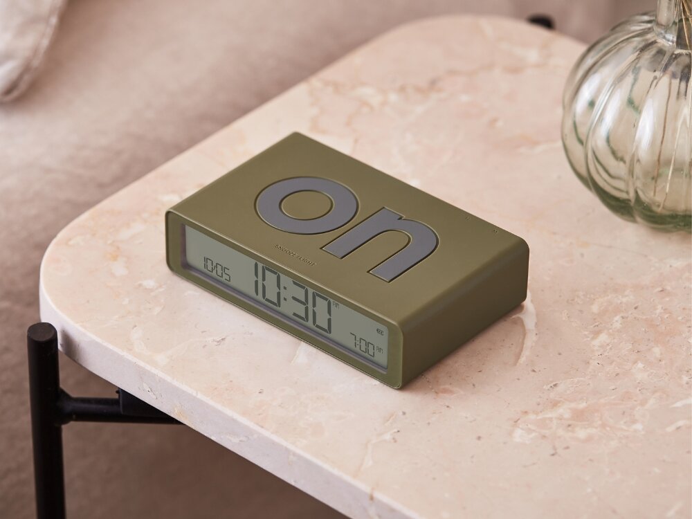 Budzik LEXON Flip Classic 
            budzik na szafce przy łóżku poranek alarm budzenie wybudzanie