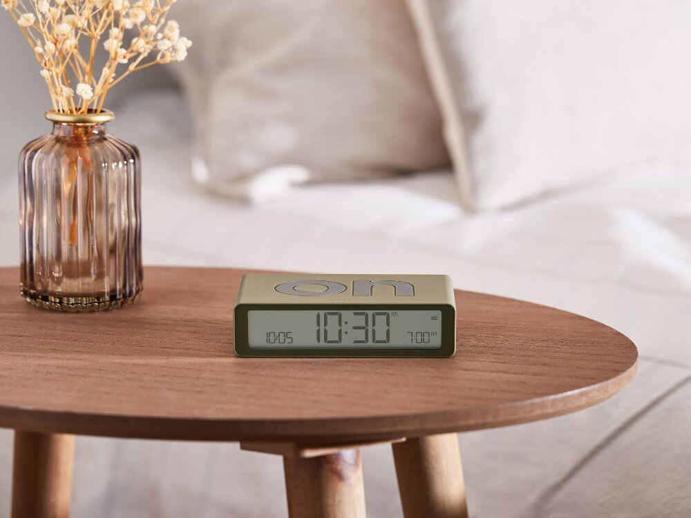 Budzik LEXON Flip Classic
            budzik na szafce dwustronna konstrukcja włączanie wyłączanie alarm użytkowanie