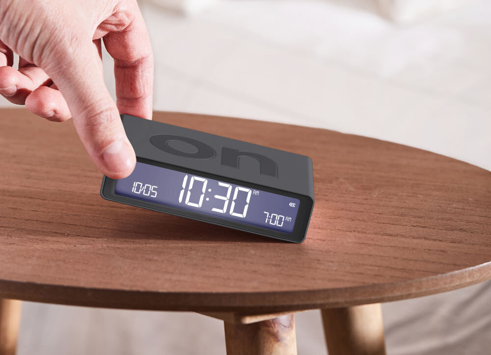 Budzik LEXON Flip Classic akumulator, ladowanie, port, gotowosc