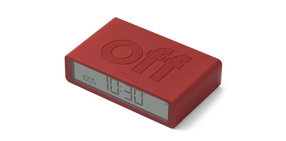 Budzik LEXON Flip Classic Czerwony, styl, ABS, odporność, ergonomia, Czerwony budzik widok z góry, wyraźny minimalizm, matowa silikonowa obudowa, czytelny ekran.