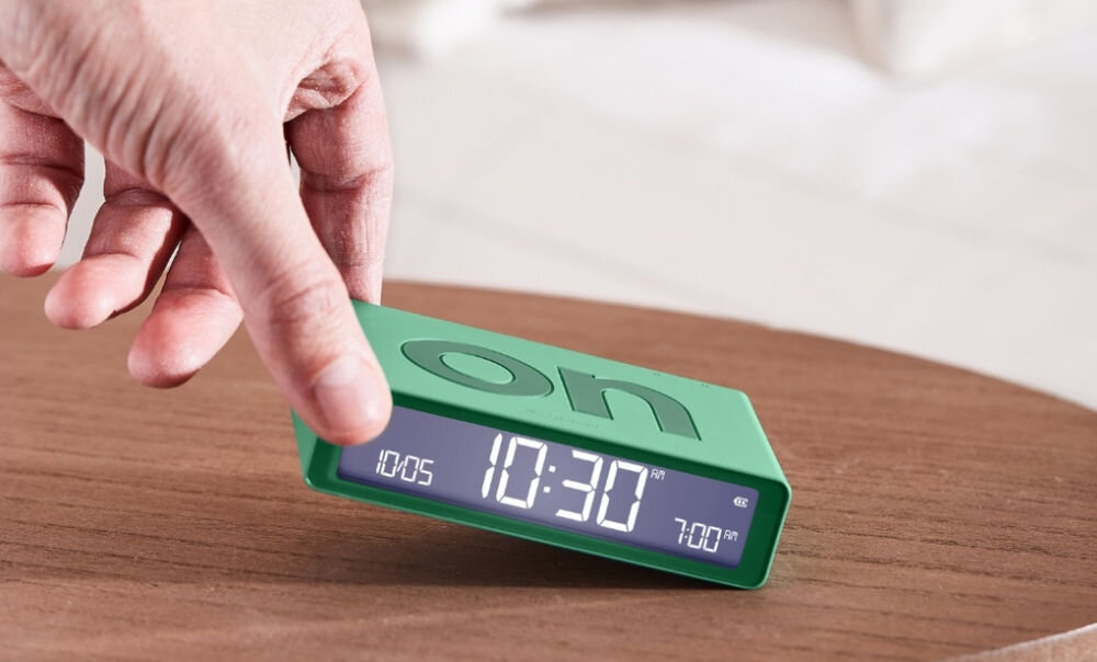 Budzik LEXON Flip Classic zielony, sterowanie, Dwustronne, budzik, budzenie, Budzik z dużym wyświetlaczem LCD na stoliku nocnym, dłoń wyłącza alarm, jasne wnętrze sypialni.