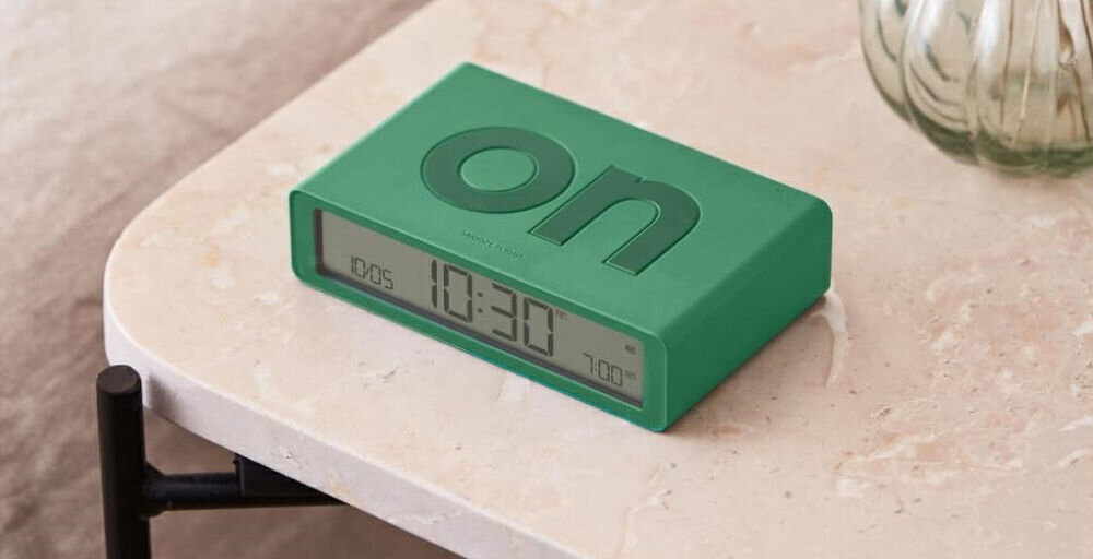 Budzik LEXON Flip Classic zielony, ekran, jasność, drzemka, dotyk, zielony budzik, widok centralny, wyraźny zegar LCD z dużymi cyframi i wskaźnikiem baterii.