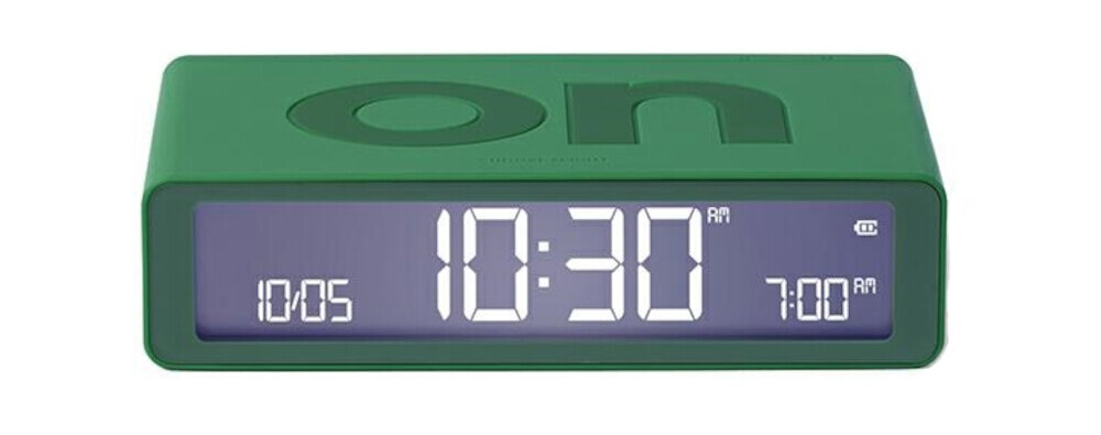 Budzik LEXON Flip Classic zielony, akumulator, USB-C, trwałość, użyteczność, Zbliżenie na zielony budzik w silikonowej obudowie, podłączony do ładowarki USB, widoczne przyciski z boku.