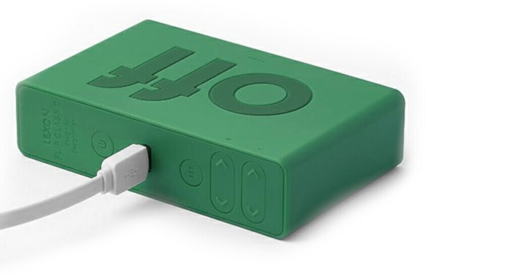 Budzik LEXON Flip Classic zielony, styl, ABS, odporność, ergonomia, zielony budzik widok z góry, wyraźny minimalizm, matowa silikonowa obudowa, czytelny ekran.