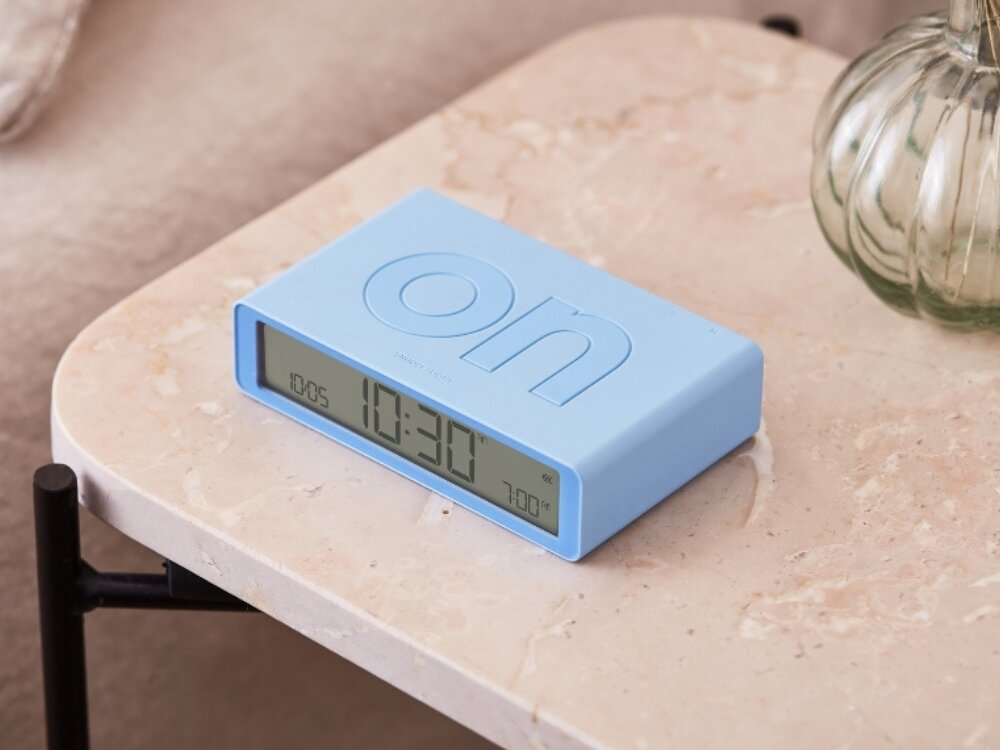 Budzik LEXON Flip Classic
budzik na szafce przy łóżku poranek alarm budzenie wybudzanie