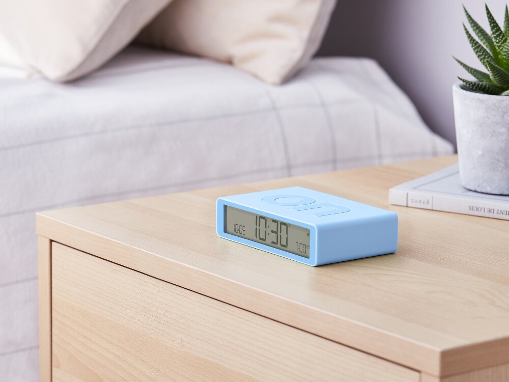 Budzik LEXON Flip Classic
budzik na szafce wyświetlacz lcd dotykowy przyciski minimalistyczny wygląd