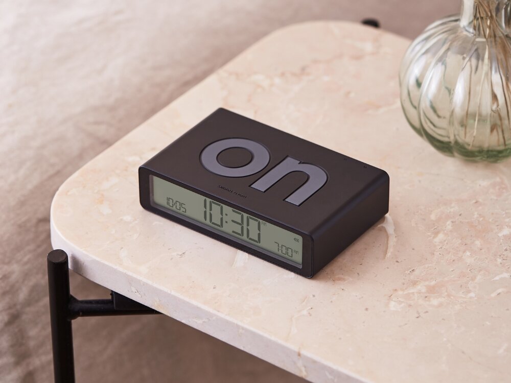 Budzik LEXON Flip Classic 
            budzik na szafce przy łóżku poranek alarm budzenie wybudzanie