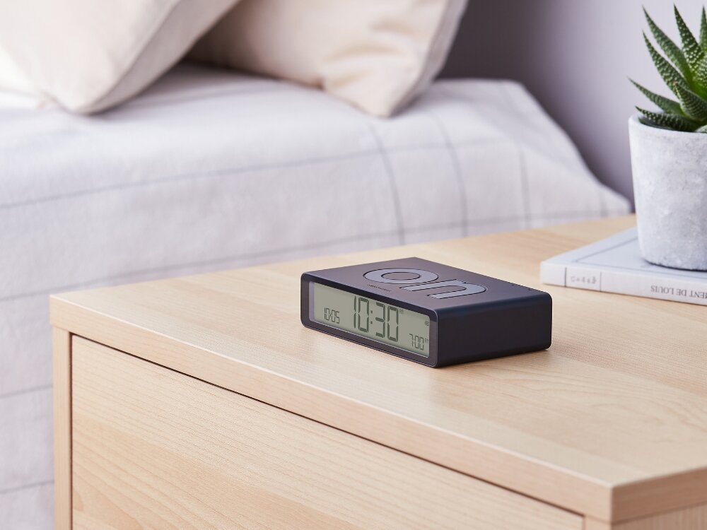 Budzik LEXON Flip Classic 
            budzik na szafce wyświetlacz lcd dotykowy przyciski minimalistyczny wygląd