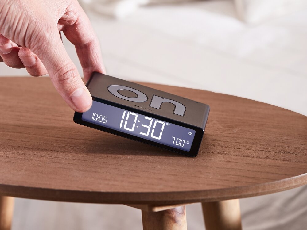 Budzik LEXON Flip Classic 
            budzik w dłoni akumulator czas działania bateria ładowanie port usb-c