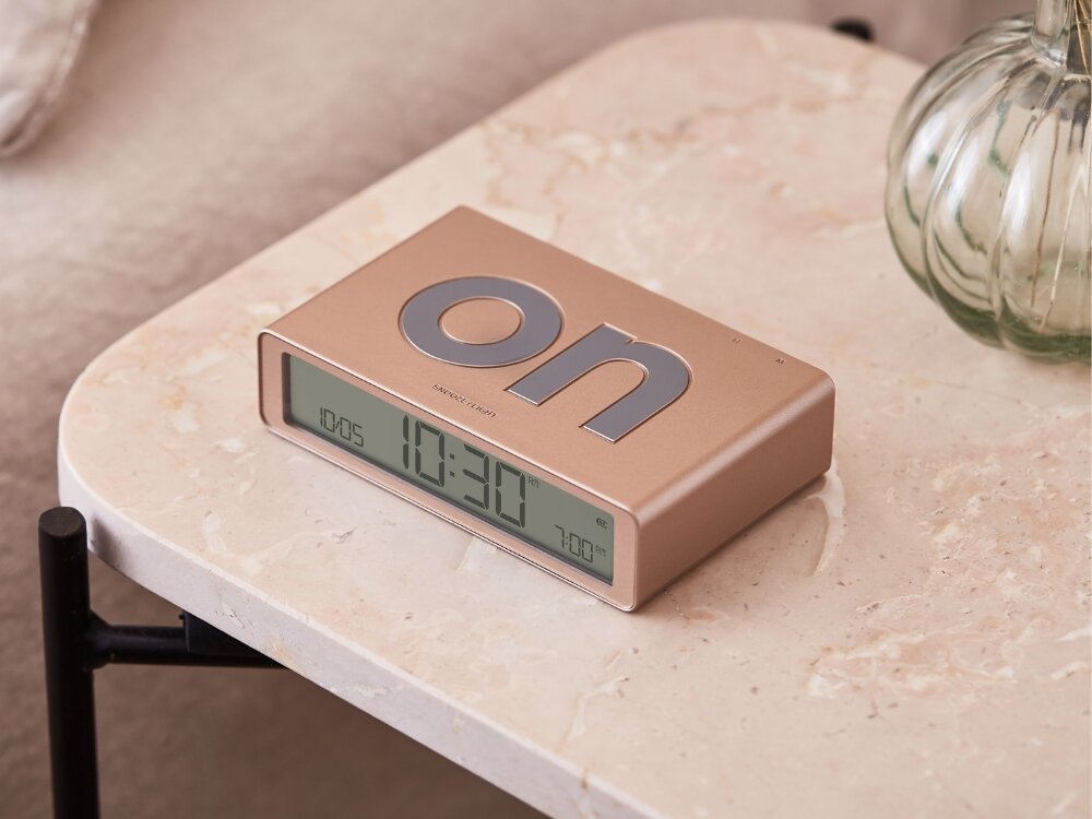Budzik LEXON Flip Classic 
            budzik na szafce przy łóżku poranek alarm budzenie wybudzanie