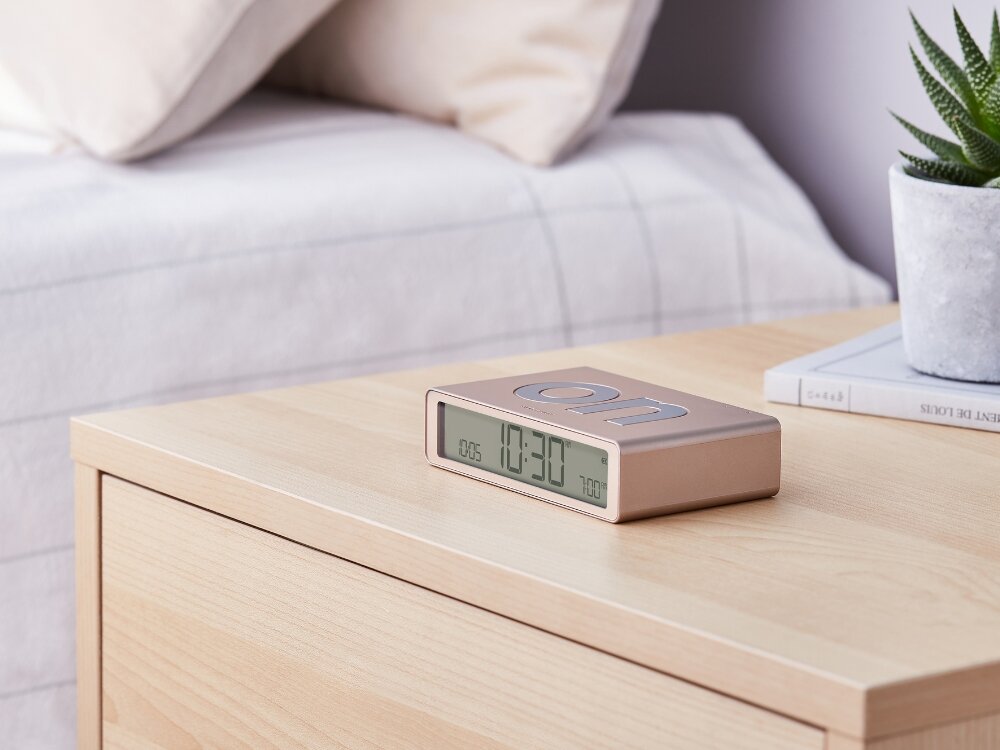 Budzik LEXON Flip Classic 
            budzik na szafce wyświetlacz lcd dotykowy przyciski minimalistyczny wygląd