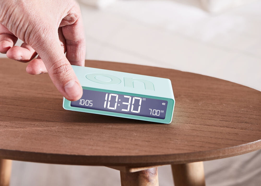 Budzik LEXON Flip Classic akumulator, ladowanie, port, gotowosc