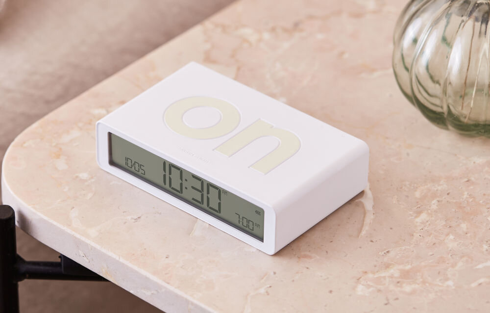 Budzik LEXON Flip Classic dzien noc budzik pobudka on off