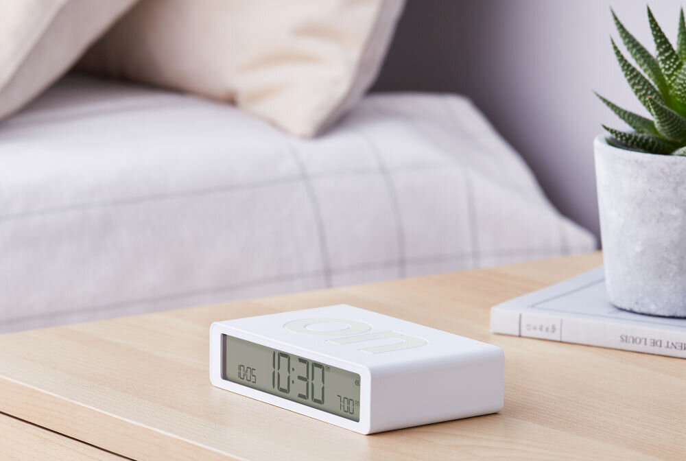 Budzik LEXON Flip Classic wyswietlacz lcd, przyciski, rozwiazanie, urzadzenia, funkcjonalnosc