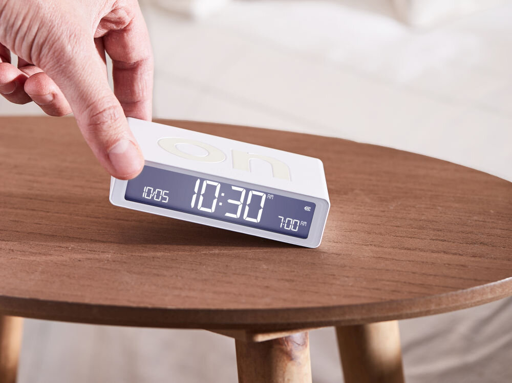 Budzik LEXON Flip Classic akumulator, ladowanie, port, gotowosc