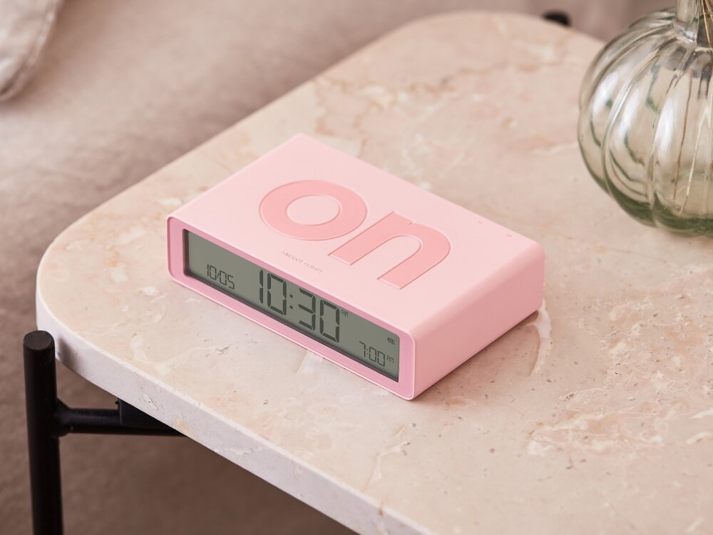 Budzik LEXON Flip Classic 
            budzik na szafce przy łóżku poranek alarm budzenie wybudzanie