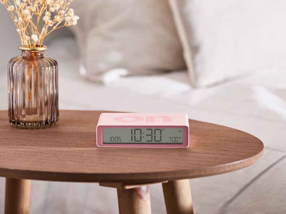 Budzik LEXON Flip Classic
            budzik na szafce dwustronna konstrukcja włączanie wyłączanie alarm użytkowanie