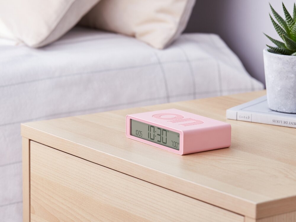 Budzik LEXON Flip Classic 
            budzik na szafce wyświetlacz lcd dotykowy przyciski minimalistyczny wygląd