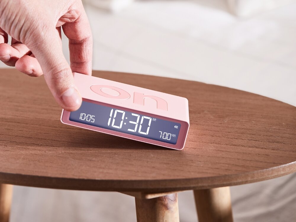 Budzik LEXON Flip Classic 
            budzik w dłoni akumulator czas działania bateria ładowanie port usb-c