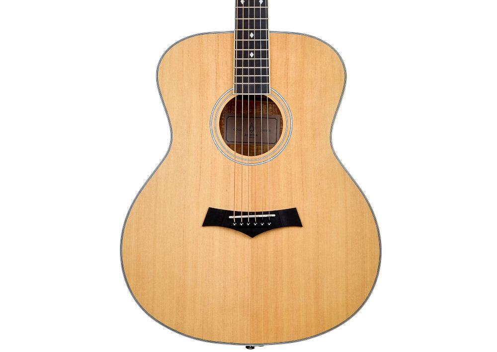 Gitara akustyczna ARROW Gold A pręt napinający regulacja gryfu elastyczność ustawień, kadr gitary na białym tle