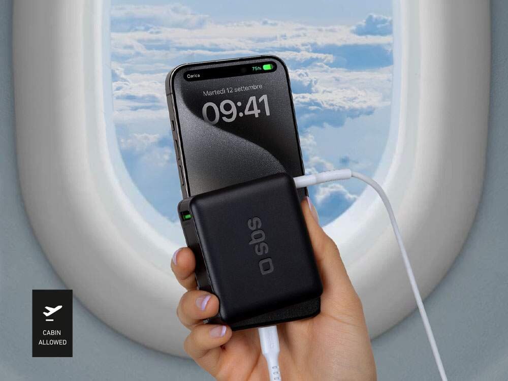 Powerbank SBS 10000mAh 20W Power Delivery TEBB10000HDPD20K Opakowanie power banku pokazujące wszystkie dołączone elementy na płaskiej powierzchni.