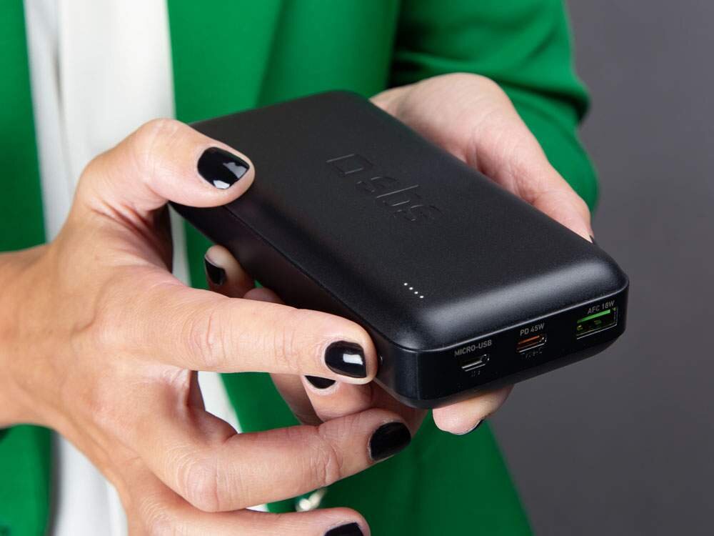 Powerbank SBS TTBB20000PD45WK 20000 mAh 45W Powerbank z dołączonym kablem i instrukcją obsługi.