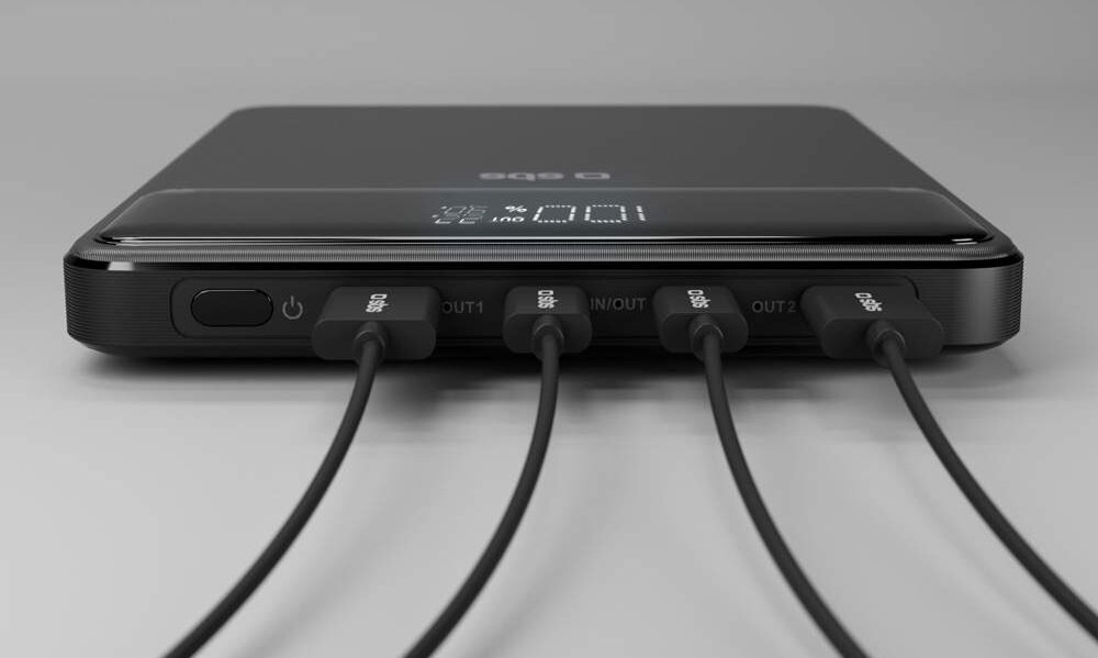 Powerbank SBS TTBB20000PD100W Ekran LCD pokazuje poziom naładowania powerbanka i moc ładowania.