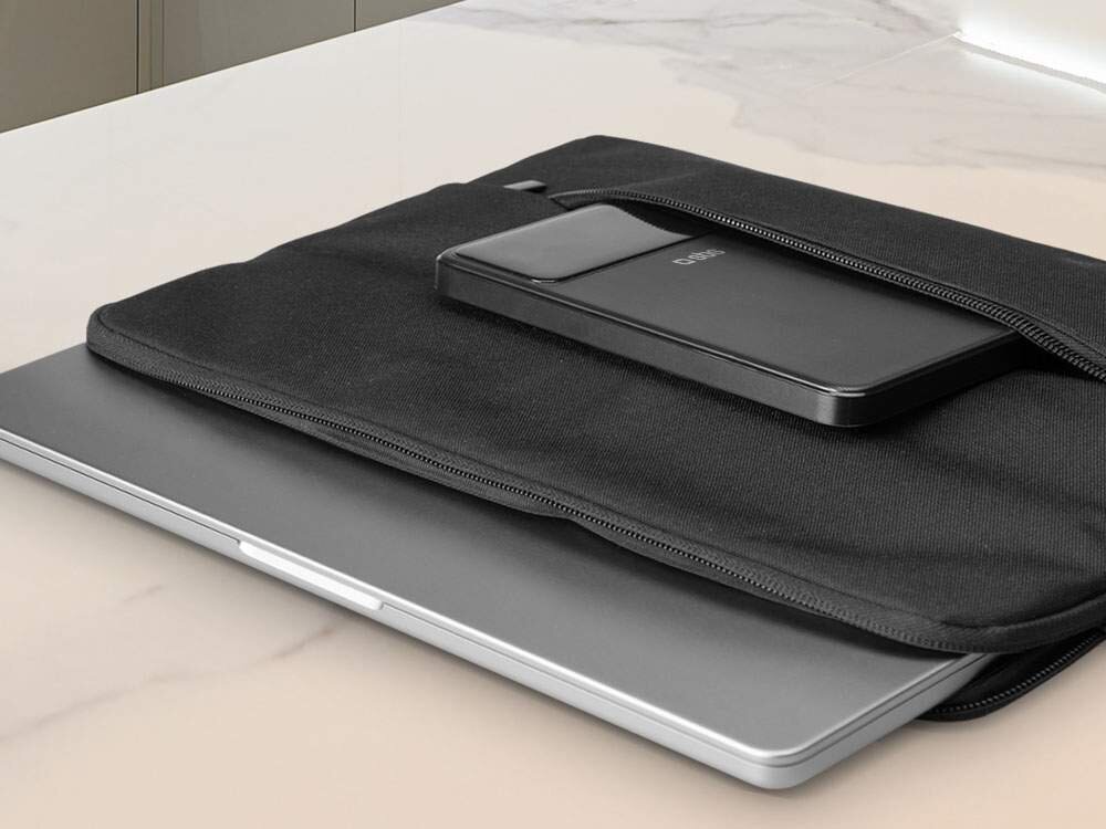 Powerbank SBS TTBB20000PD100W Kompaktowy powerbank 20 000 mAh jest lekki i mieści się w torbie lub plecaku ultra-smukły design .