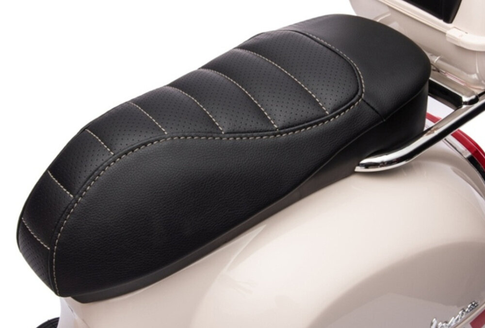 Motorek elektryczny MILLY MALLY Vespa GTS Super Biały dlugie siedzisko wymiary 39 x 19 cm z miekkiej ekoskory pikowane perforowane