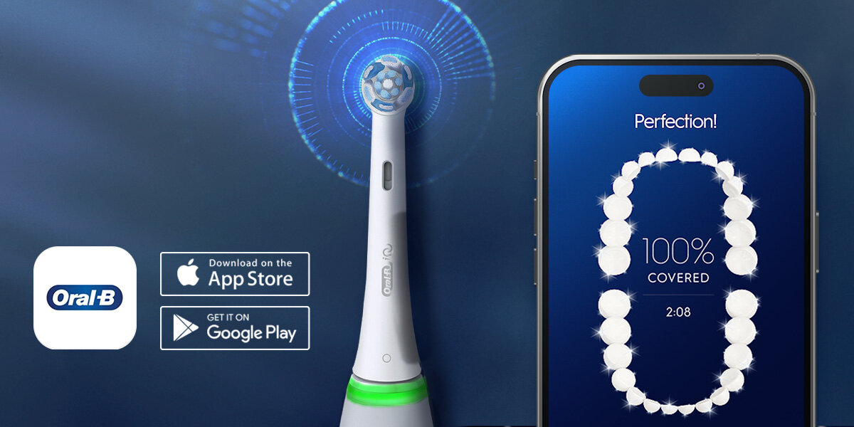 Obraz przedstawia białą szczoteczkę magnetyczną Oral-B iO 6 oraz ekran smartfona z aplikacją pokazującą napis \'Perfection! 100% COVERED 2:08\'. Obok szczoteczki widoczne są ikony \'Download on the App Store\' i \'Get it on Google Play\'.