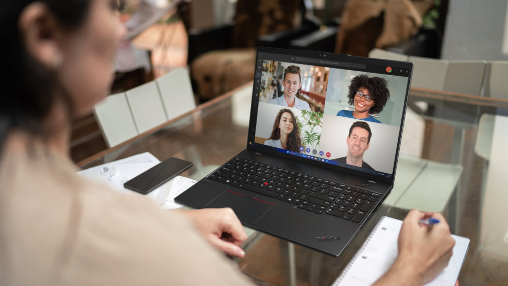 Laptop LENOVO ThinkPad L16 Gen 1 dokumenty wideokonferencja w cztery osoby szklany stolik