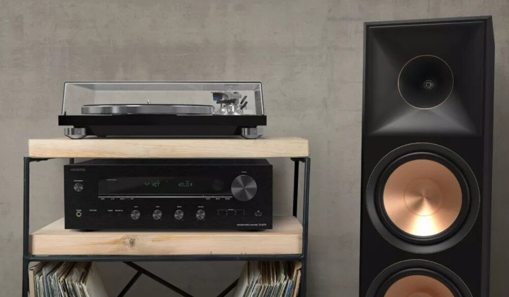 Amplituner Stereo ONKYO TX-8470 - Dźwięk i styl, amplituner postawiony na półce