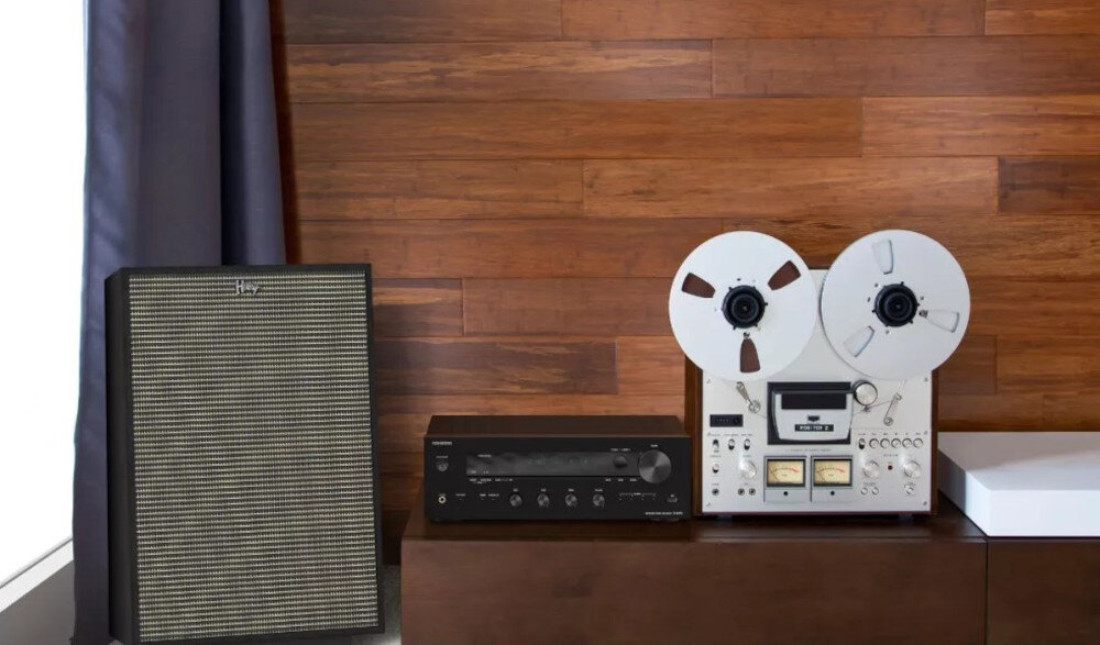Amplituner Stereo ONKYO TX-8470 - Moc, która robi różnicę, amplituner stojący na stoliku