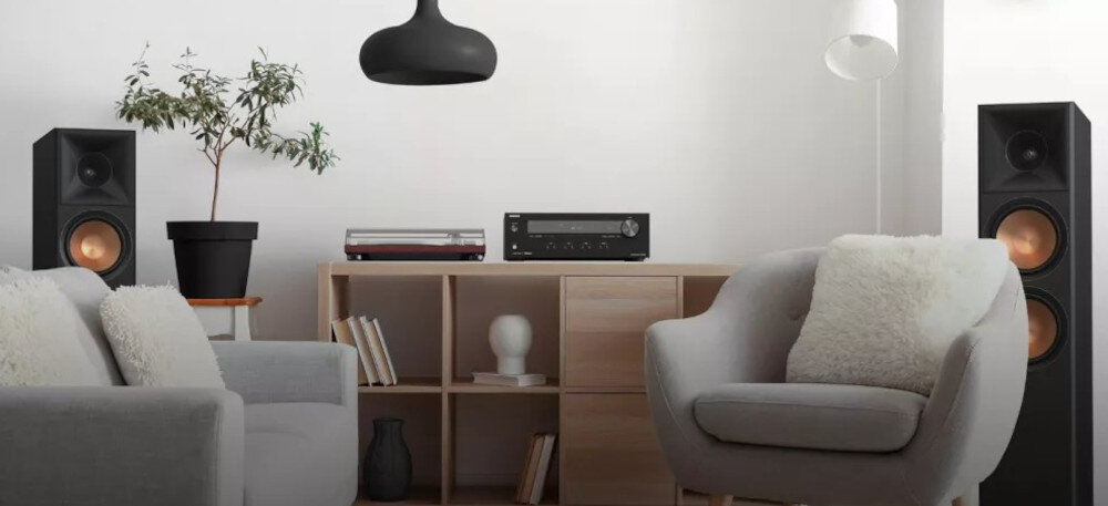 Amplituner Stereo ONKYO TX-8470 - Streaming bez ograniczeń, amplituner sotjący na szafce w salonie
