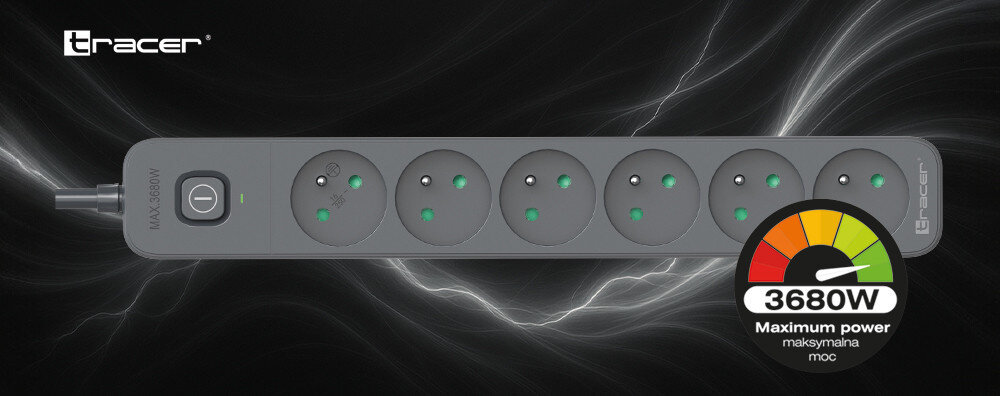 Grafitowa listwa zasilająca z sześcioma gniazdami i przyciskiem zasilania, oznaczona logo \'tracer\'. Widoczny wskaźnik mocy z napisem \'3680W Maximum power maksymalna moc\'.