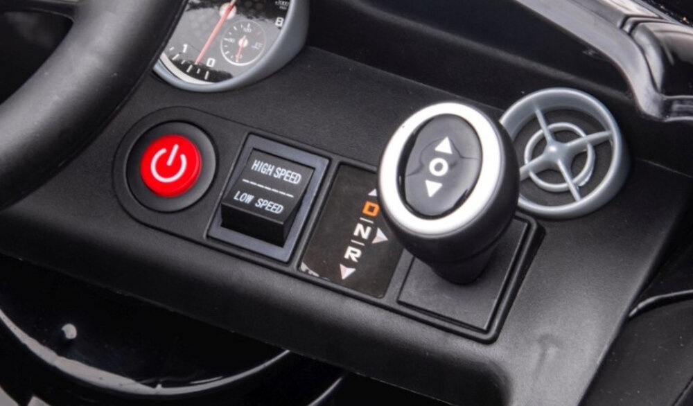 Samochód dla dziecka MILLY MALLY Mercedes-Benz SLC Czarny zbliżenie na przycisk do zmiany trybu prędkości dwa silniki moc 30 W każdy płynna i bezpieczna jazda przez około 1-2 godziny regulowana prędkość od 2 do 4,3 km/h dwa tryby prędkości SLOW i HIGH wolniejszy tryb SLOW szybszy tryb HIGH