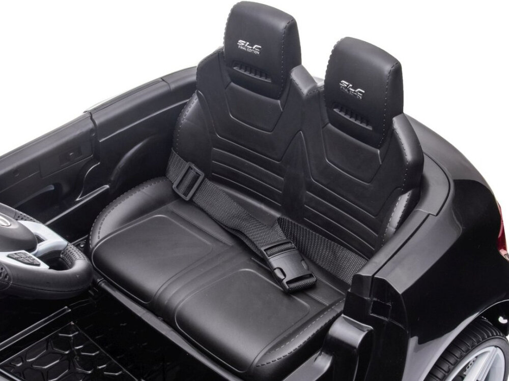 Samochód dla dziecka MILLY MALLY Mercedes-Benz SLC Czarny zbliżenie na siedzisko widok z boku kubełkowe siedzisko z wysokim oparciem i zagłówkiem 24 cm wyprofilowana konstrukcja stabilna pozycja wygoda odpowiednie panowanie nad kierownicą zagłówek ogranicza odchylanie głowy do tyłu pas bezpieczeństwa chroni dziecko