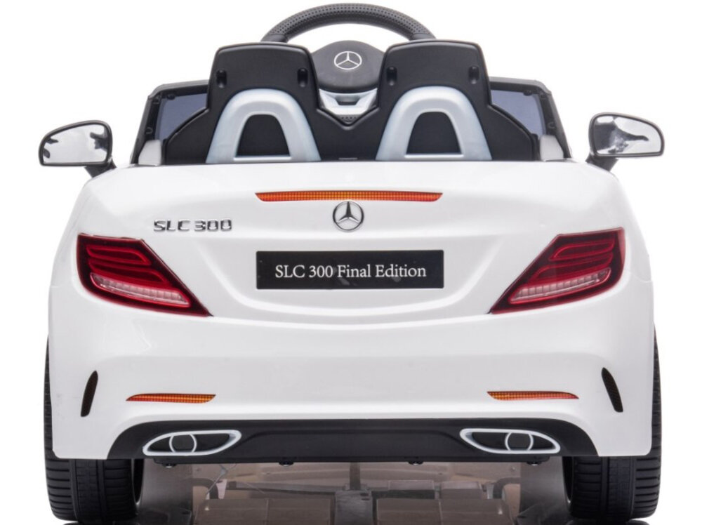 Samochód dla dziecka MILLY MALLY Mercedes-Benz SLC Biały samochód na białym tle widoczny od tyłu dwa silniki moc 30 W każdy płynna i bezpieczna jazda przez około 1-2 godziny regulowana prędkość od 2 do 4,3 km/h dwa tryby prędkości SLOW i HIGH wolniejszy tryb SLOW szybszy tryb HIGH
