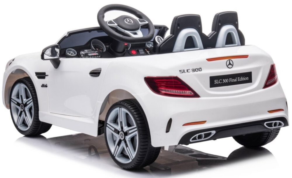 Samochód dla dziecka MILLY MALLY Mercedes-Benz SLC Biały samochód na białym tle widoczny od tyłu pod skosem funkcja powolnego startu płynne i bezpieczne rozpędzanie pojazdu komfort i kontrola funkcja automatycznego hamulca zatrzymanie samochodu po zdjęciu nogi z pedału gazu bezpieczeństwo użytkowania